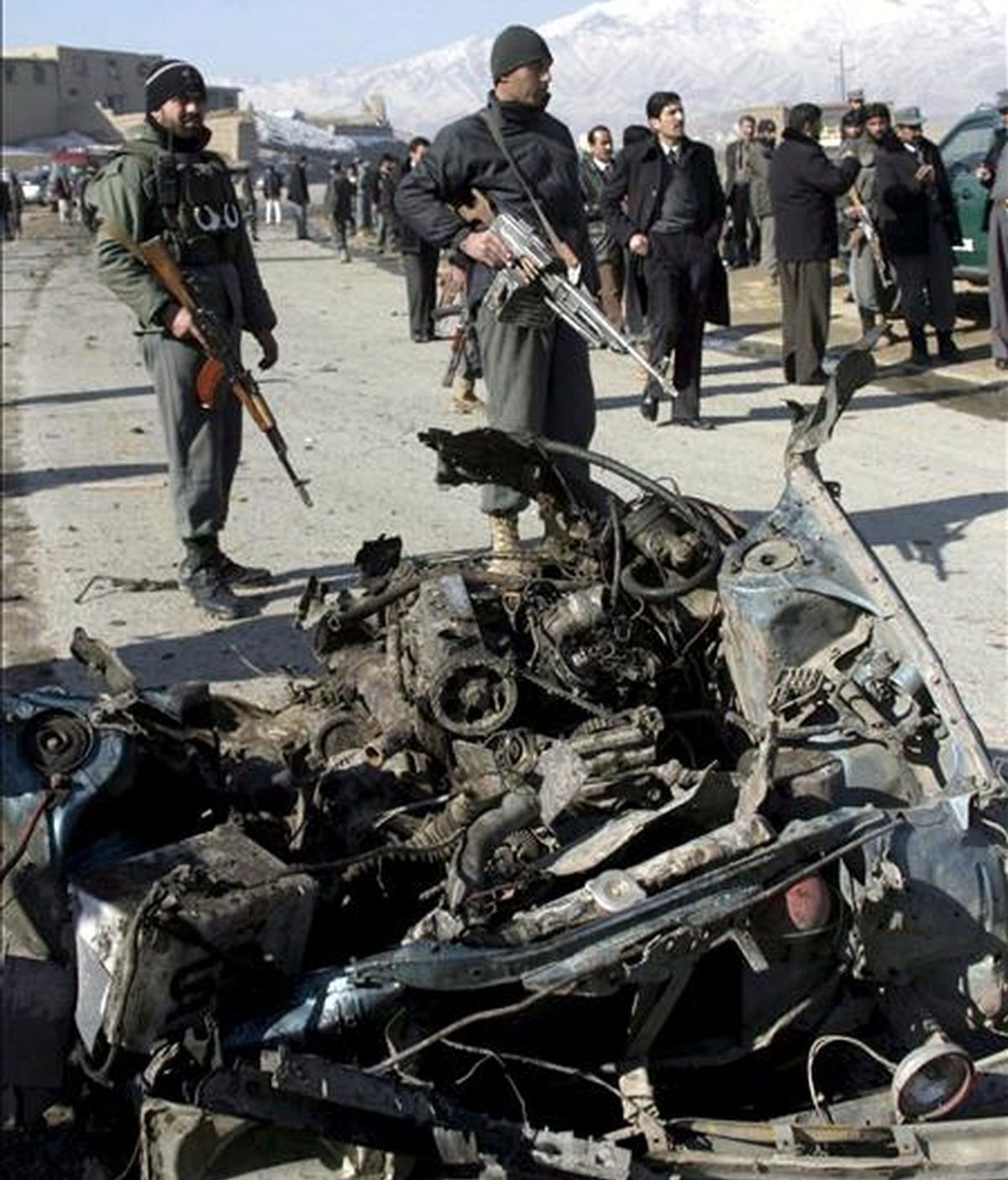 Policías afganos vigilan junto a los restos de un coche bomba utilizado en un atentado suicida a las afueras de Kabul (Afganistán) el pasado 1 de febrero. EFE/Archivo