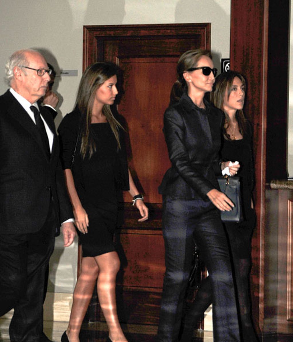 Isabel Preysler, rodeada de familia y amigos en el funeral de su hermana