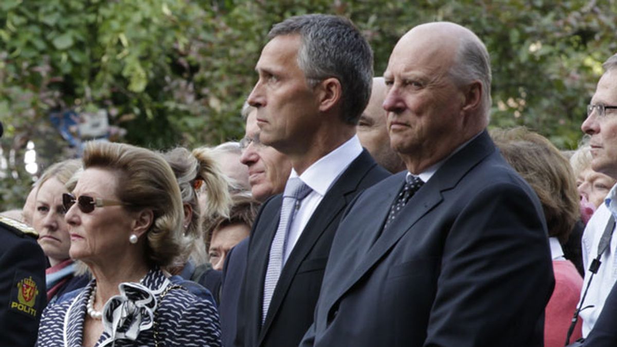 El primer ministro Jens Stoltenberg, junto a Harald y Sonia, los reyes de Noruega
