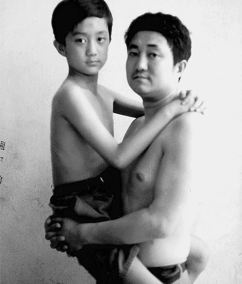 Un padre y un hijo se toman una fotografía en el año 1996