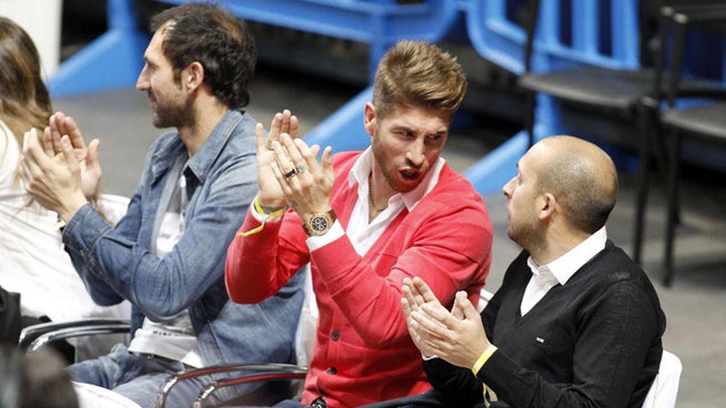 Diego López atento al partido y Sergio Ramos charlando con su compañero