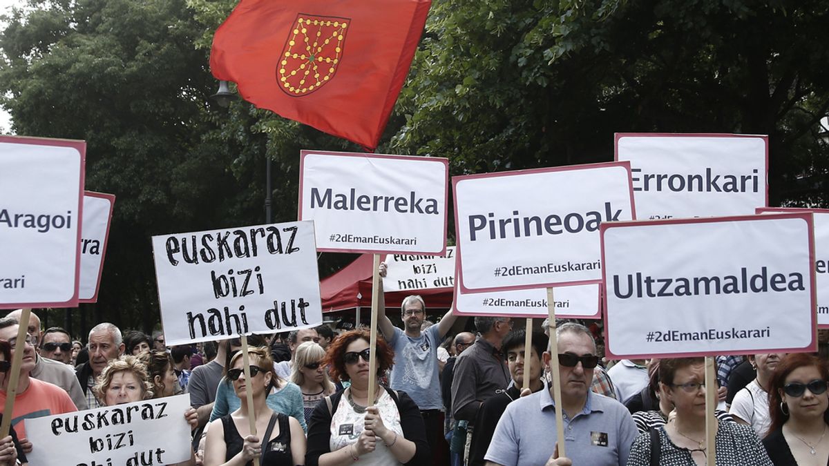 Miles de personas reivindican en Pamplona su derecho a vivir en euskera
