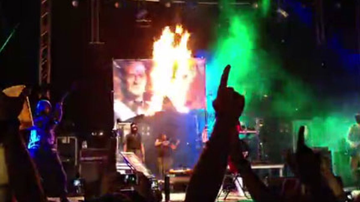 Un grupo musical quema una foto del rey durante las fiestas de Reus. Foto: Nació Digital