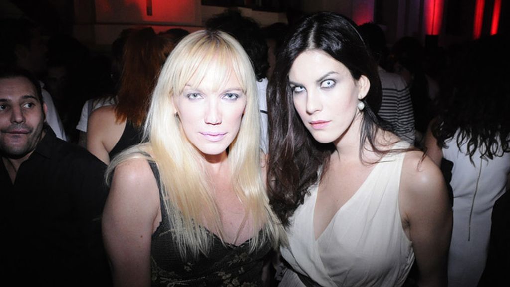 La galerista Topacio Fresh, una incondicional de Davidelfín, junto a la actriz Jill Love.