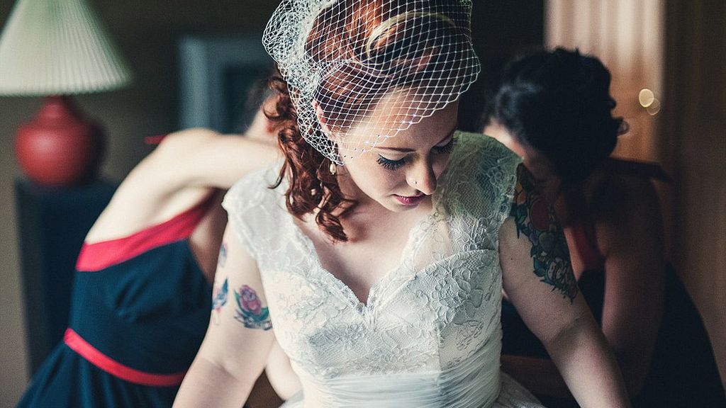 Casadas que enseñan sus tatuajes el día de su boda