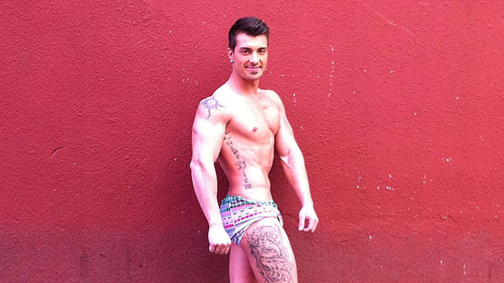 Músculos y tatuajes 'visten' su piel de arriba abajo