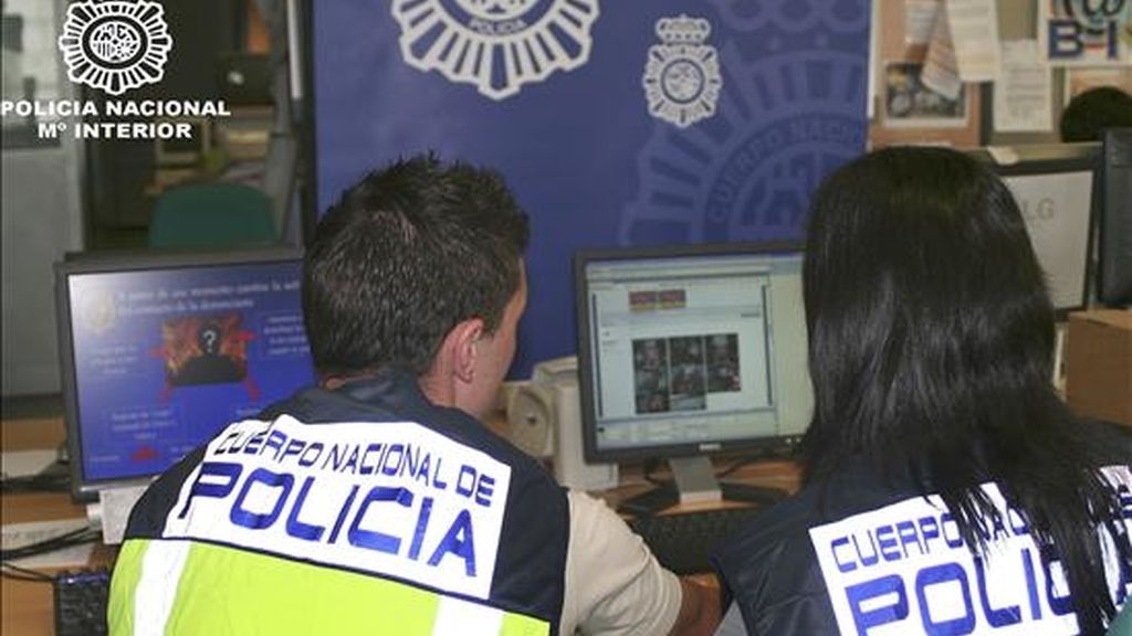 La Policía ha detenido a un joven que se hacía pasar en internet por niña o adolescente para contactar con chicas menores de edad, lo hizo al menos con 250, a las que amenazó y coaccionó para que le enviasen fotos o vídeos de contenido sexual. EFE