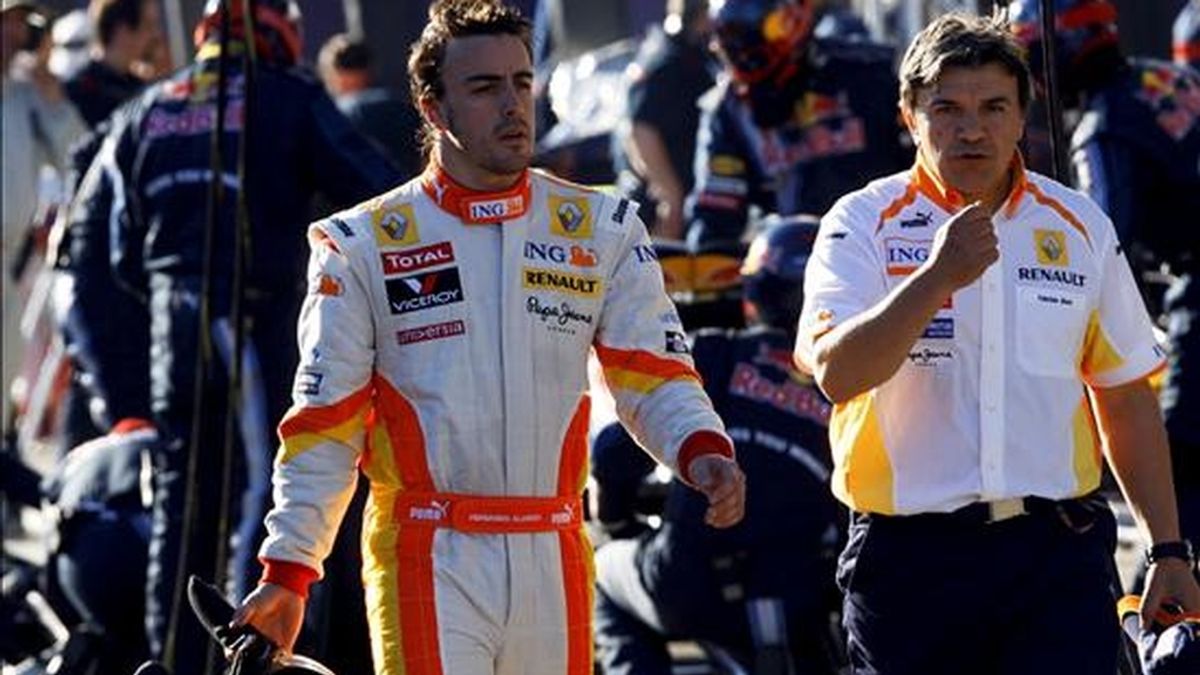 El piloto español Fernando Alonso de la escuderia Renault camina por el paddock hoy durante la última sesión de entrenamientos previa a la primera prueba puntuable del Gran Premio de Australia en el circuito de Albert Park, en Melbourne. Los Brawn GP del británico Jenson Button y del brasileño Rubens Barrichello ocuparán mañana la primera fila de la formación de salida del Gran Premio de Australia, primera prueba puntuable para el Campeonato del Mundo de Fórmula Uno, en la que Fernando Alonso (Renault) partirá desde la sexta. EFE