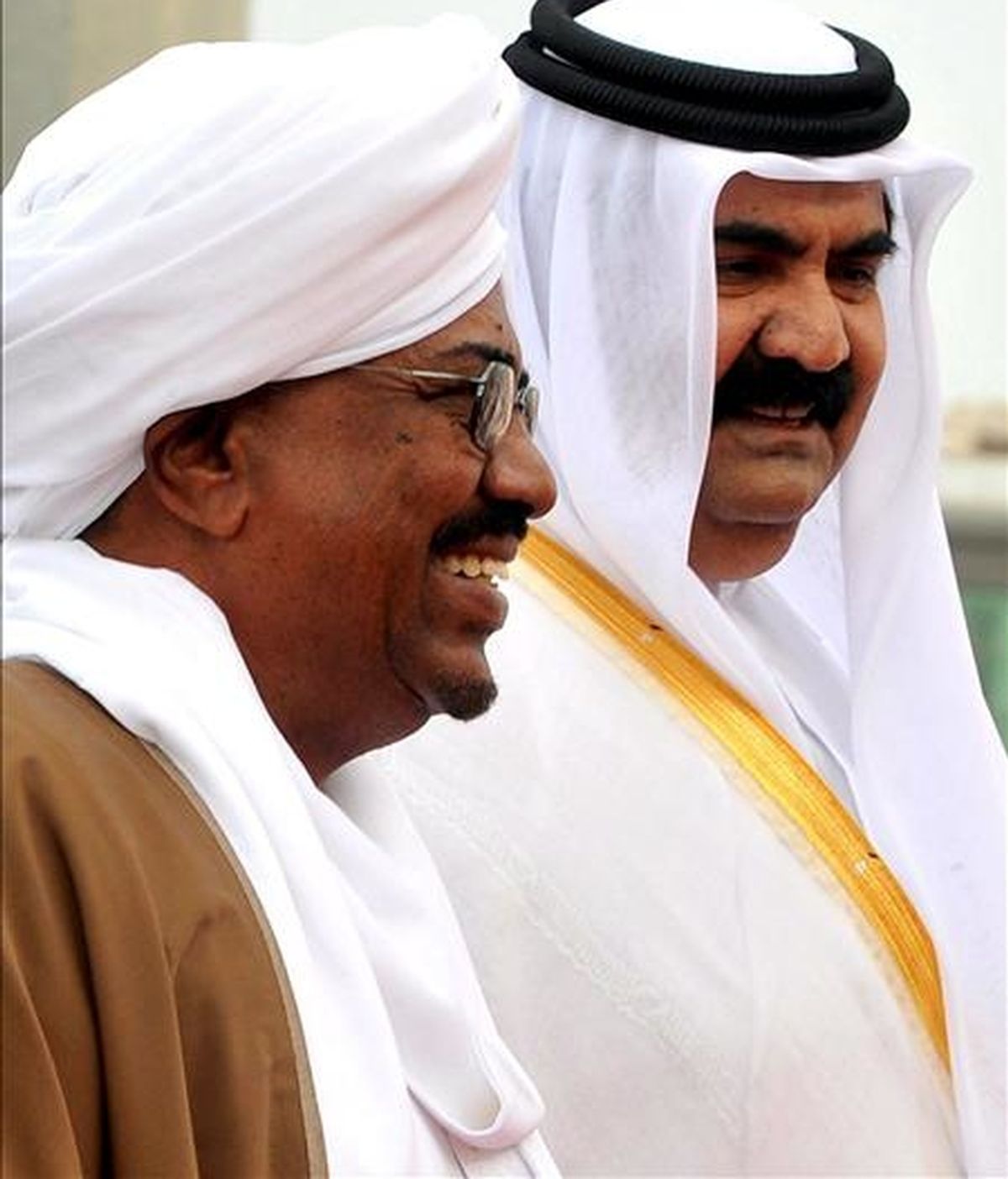 El emir de Qatar, Sheik Hamad bin Khalifa Al-Thani (d) recibe al presidente de Sudán, Omar Hassan al-Bashir (i) a su llegada al aeropuerto internacional de Doha en Qatar. Bashir asistirá a la Cumbre de la Liga Árabe que inicia mañana, 30 de marzo. EFE