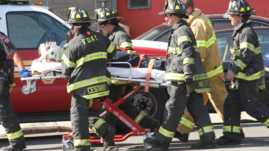 Unidades de emergencia ayudan a trasladar a un herido de un accidente.Foto: GTRES