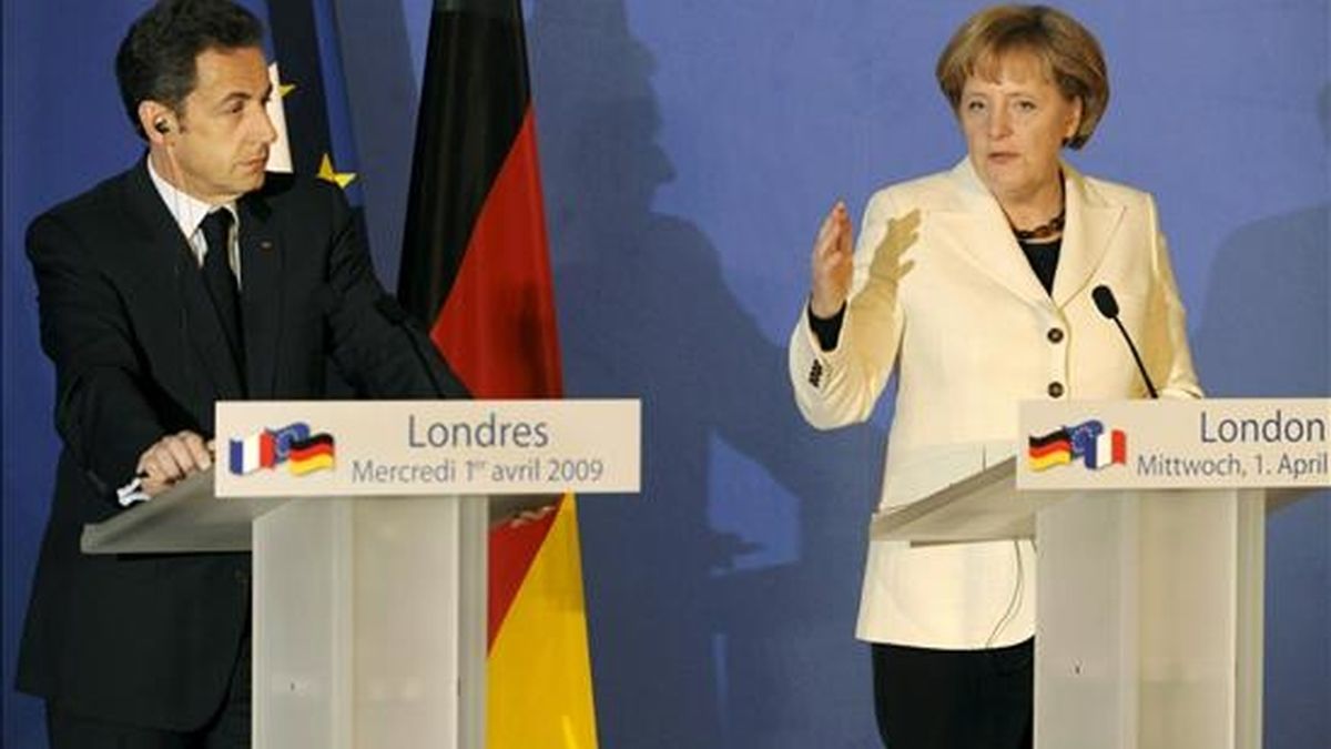 La canciller alemana Angela Merkel (d), y el presidente francés, Nicolás Sarkozy, ofrecen una rueda de prensa en Londres, Reino Unido, hoy 1 de abril de 2009. Sarkozy aseguró que Francia y Alemania "hablarán con una sola voz" en la cumbre del G20, que empieza mañana en Londres, mientras que la canciller alemana insistió en que "queremos una nueva arquitectura para el sistema financiero mundial". EFE