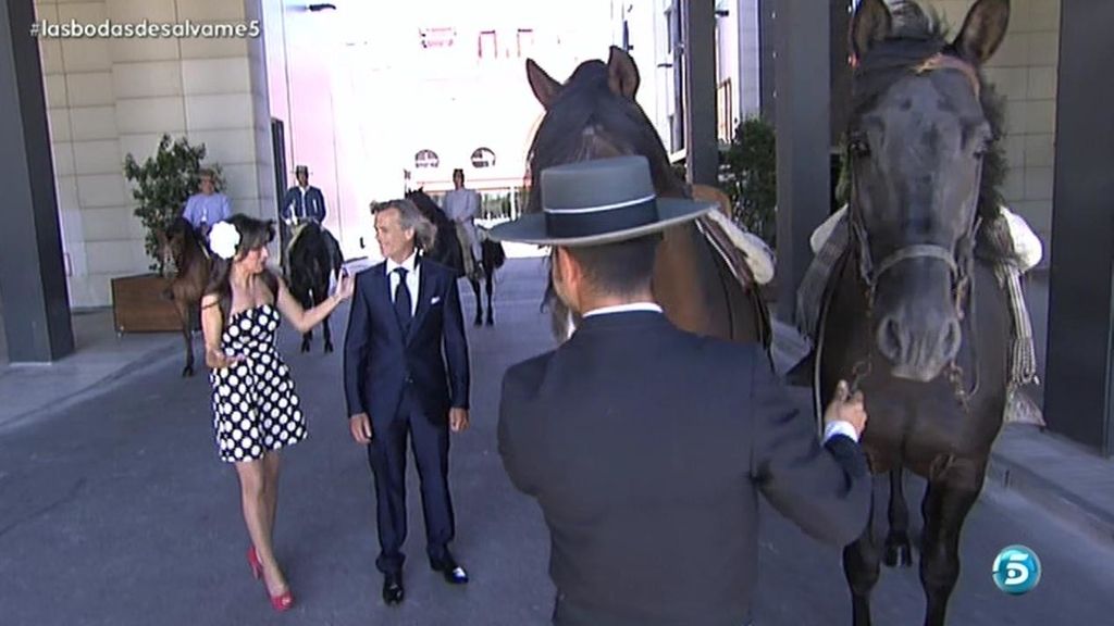 Pedro llega a su boda montado a caballo