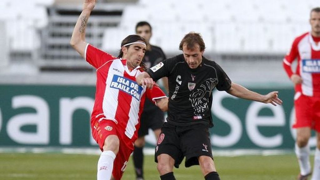 2-1. El Almería de Hugo Sánchez se aleja del peligro y frena al Athletic