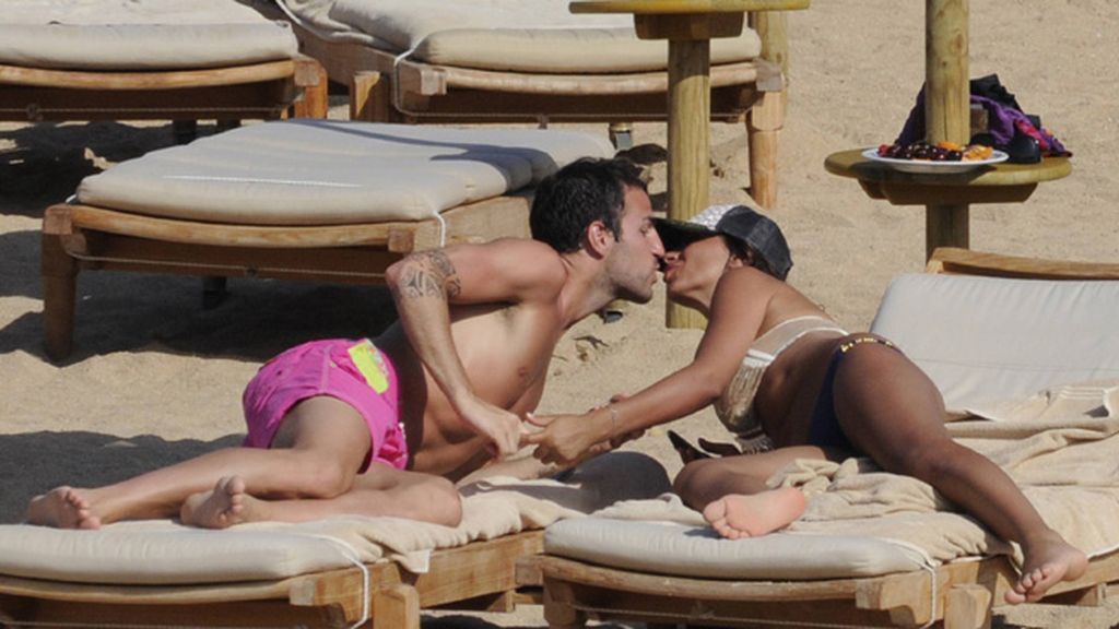 Cesc y Daniella, playa y compras en Cerdeña