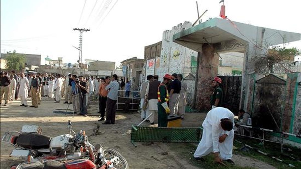 La mezquita chií de la ciudad paquistaní de Chakwal ante la que tuvo lugar el atentado en el que hoy fallecieron 30 personas. EFE