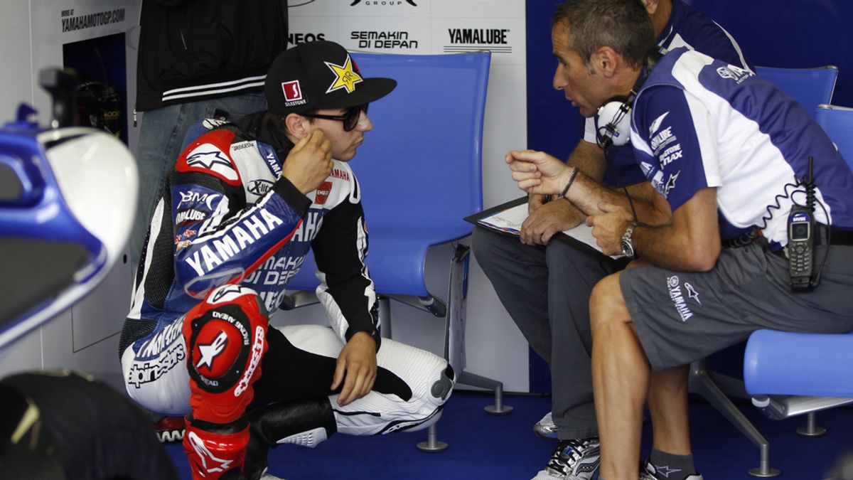 Jorge Lorenzo charla con los técnicos de Yamaha en el circuito de Brno