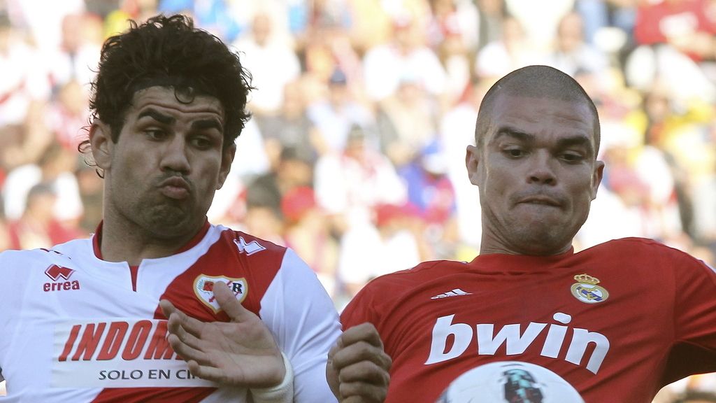 El defensa del Real Madrid, Pepe disputa un balón durante el partido contra el Rayo Vallecano El defensa del Real Madrid, Pepe disputa un balón durante el partido contra el Rayo Vallecano