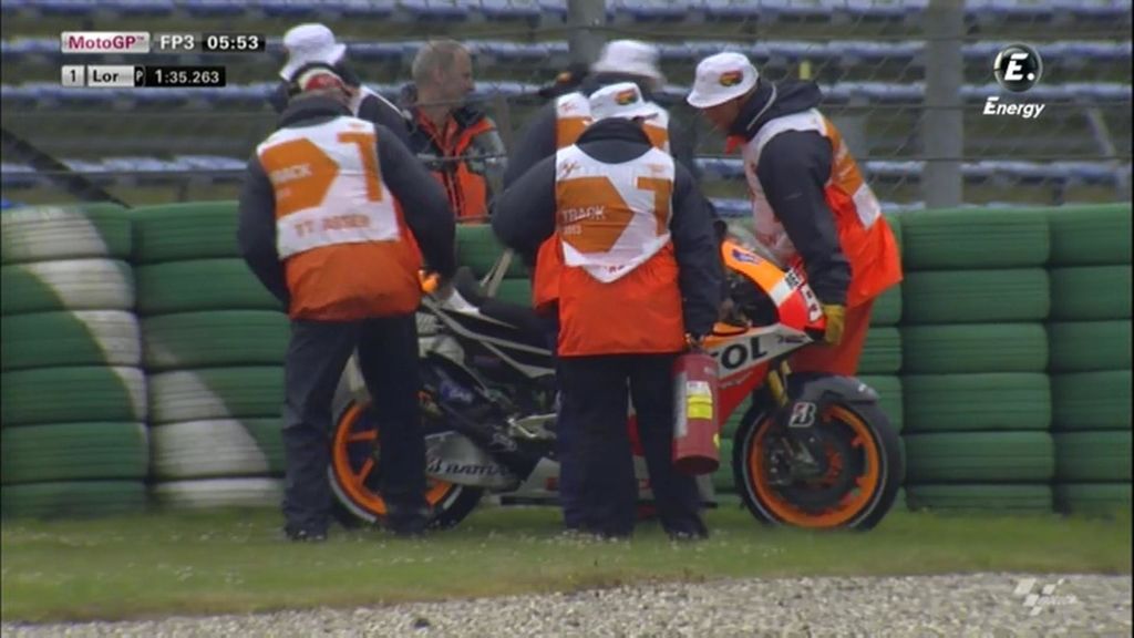 Aparatosa caída de Marc Márquez en los libres de Assen