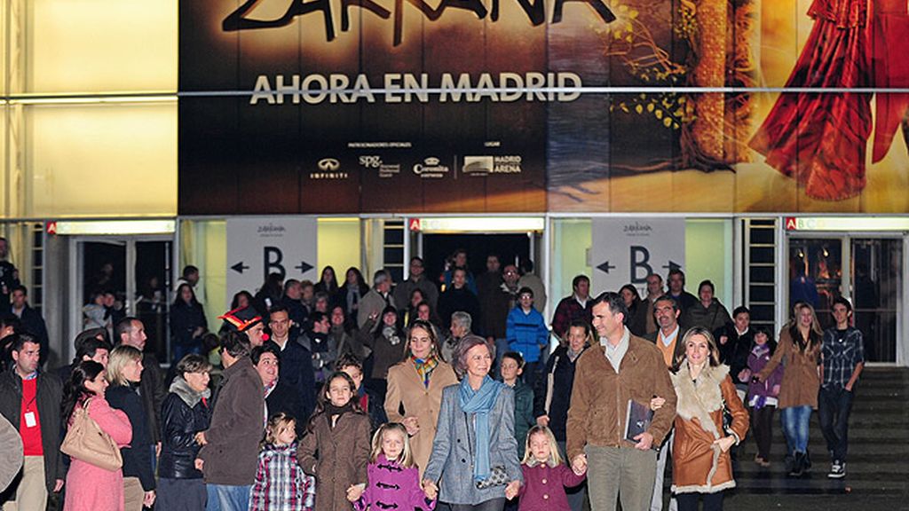 La Familia Real se va al circo con un look paradigma de sobriedad