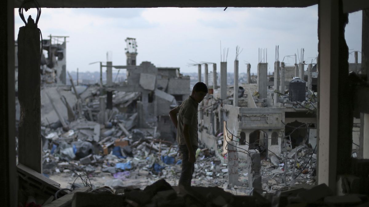 Un palestino observa su casa en ruinas