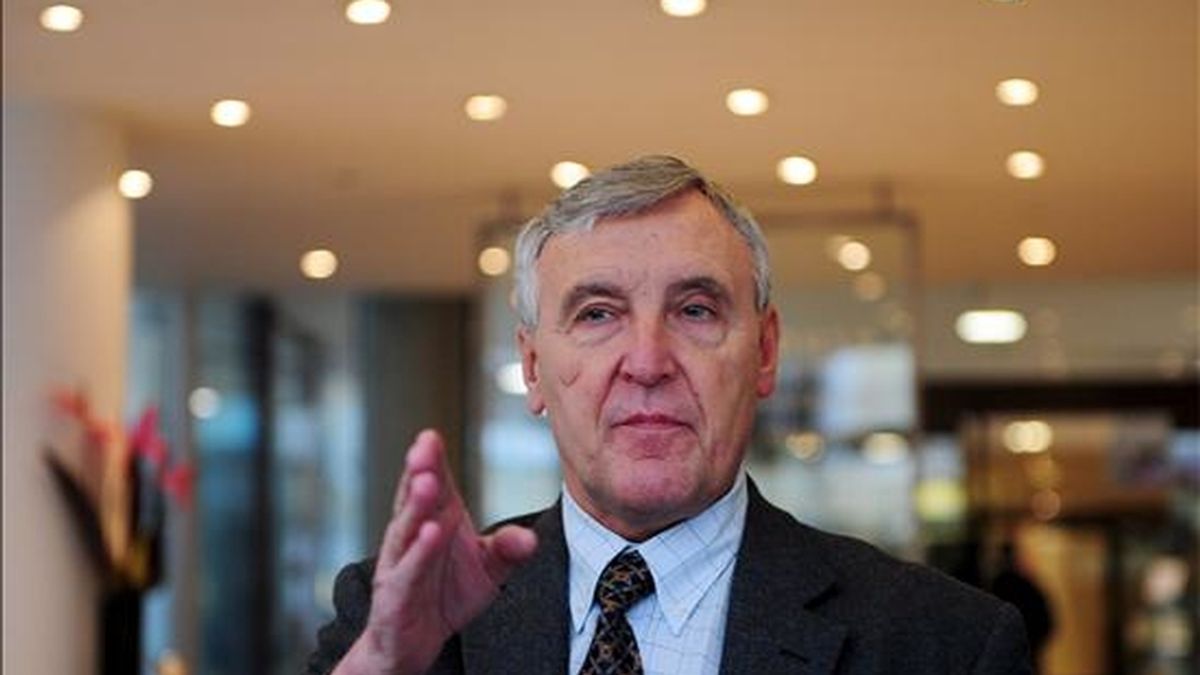 El secretario general de Unite, el sindicato que agrupa a la tripulación de cabina de British Airways (BA), Tony Woodley, habla con los medios en la oficina central de la confederación sindical británica Trade Union Congress (TUC) en Londres, Reino Unido. EFE El secretario general de Unite, el sindicato que agrupa a la tripulación de cabina de British Airways (BA), Tony Woodley, habla con los medios en la oficina central de la confederación sindical británica Trade Union Congress (TUC) en Londres, Reino Unido. EFE