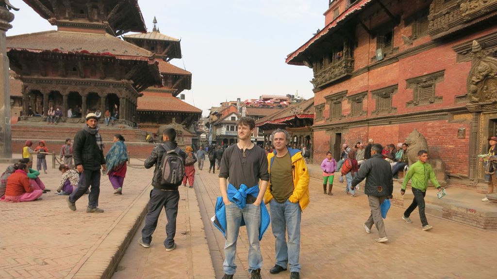 José Coronado y su hijo exploran el Tíbet nepalí de la mano de Jesús Calleja