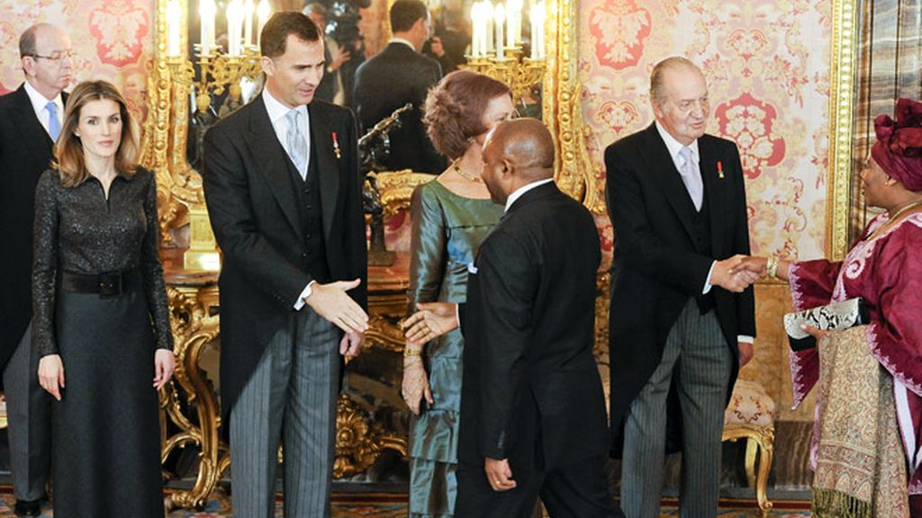 Letizia, de negro casi luto ¿y con peep-toe?