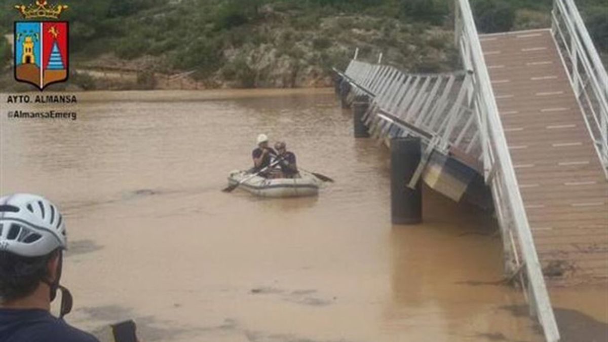 Equipo de buceo de bomberos trabaja para intentar asegurar la pasarela que cruza el pantano de Almansa