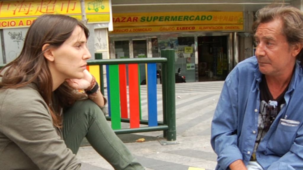 Adela escucha atentamente las vivencias de su compañero