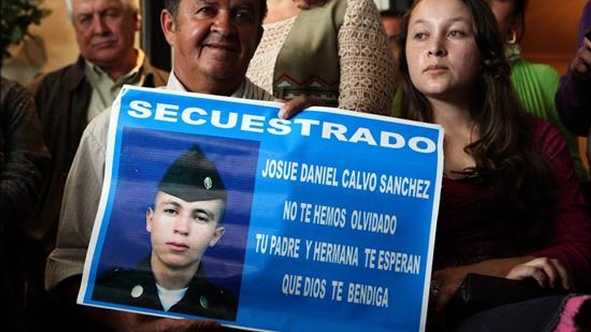 En la imagen Luis Alberto (i) y Maria Nubia Calvo (d), familiares del soldado secuestrado Josué Daniel Calvo por las FARC. EFE/Archivo