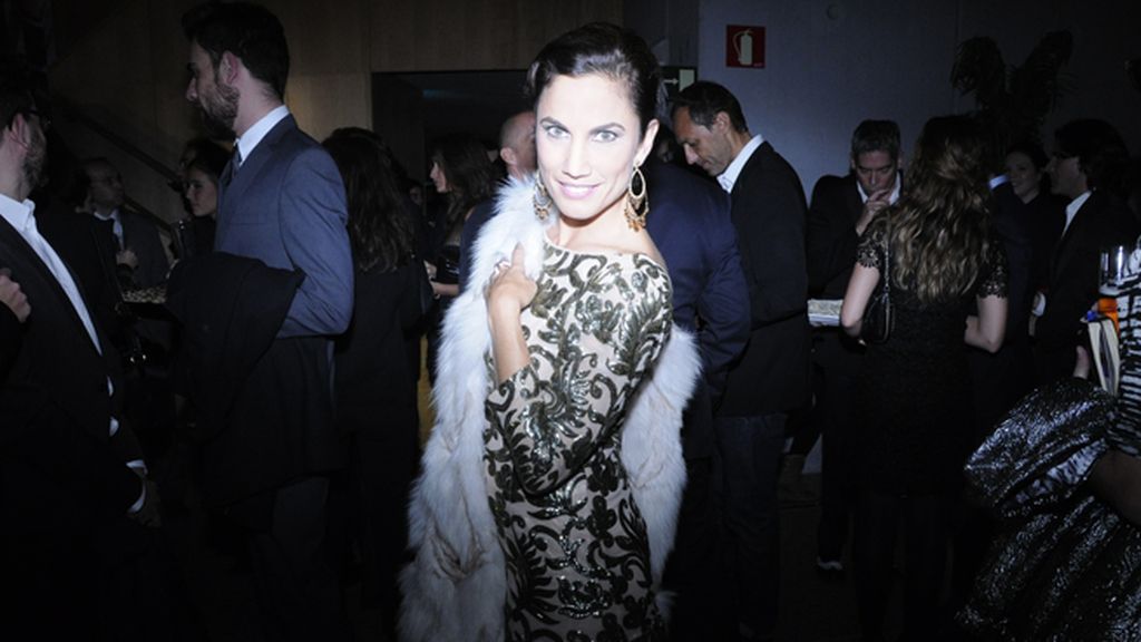 Toni Acosta derrochando clase y distinción con vestido de Sayan y pieles de Maje