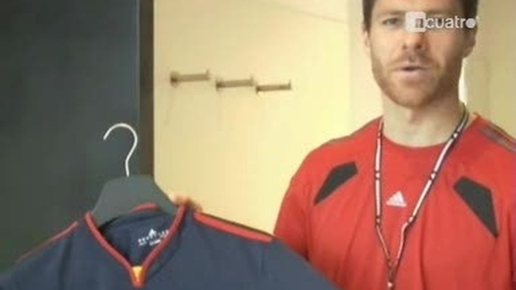 Los jugadores de 'La Roja', improvisados vendedores de camisetas