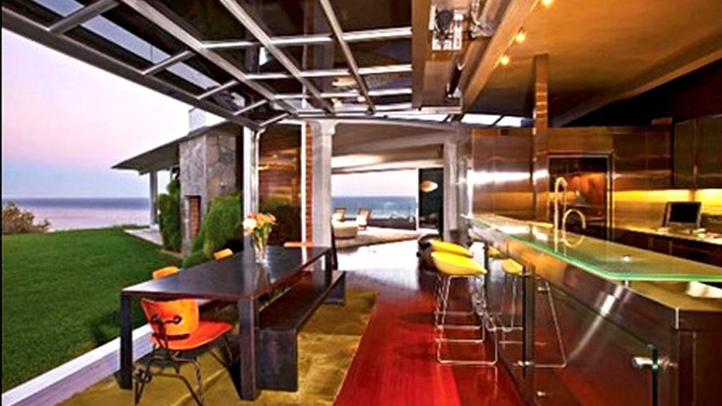 Paredes de cristal y suelos de bambú, la casa de playa de Brad Pitt y Angelina Jolie