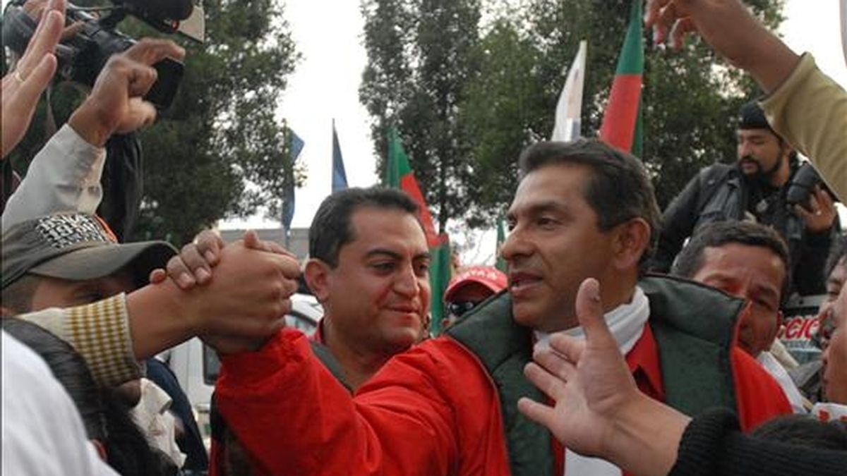 El candidato presidencial Lucio Gutierrez (d), del Partido Sociedad Patriótica (PSP), saluda a sus seguidores durante el cierre de campaña en Quito (Ecuador). EFE