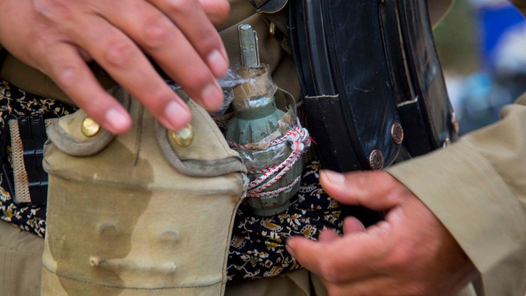 Muchos son abuelos y tienen armas muy antiguas