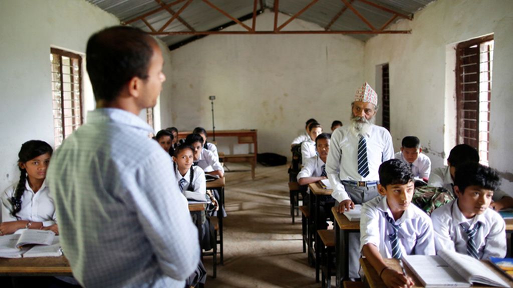 Nunca es tarde para aprender: el nepalí de 68 años que ha vuelto a la escuela
