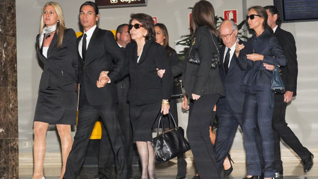 Isabel Preysler, rodeada de familia y amigos en el funeral de su hermana