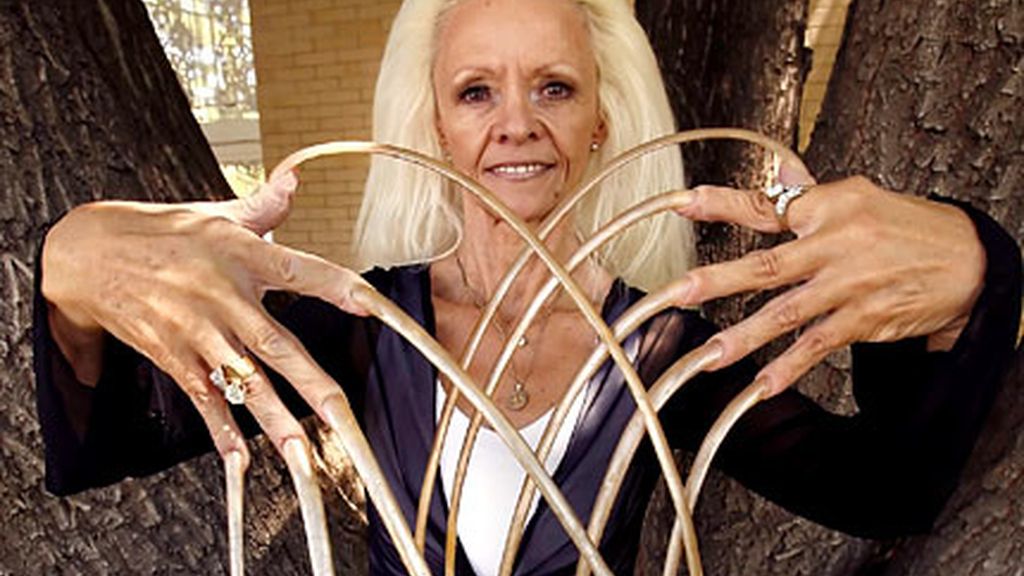 La mujer con las uñas más largas del mundo