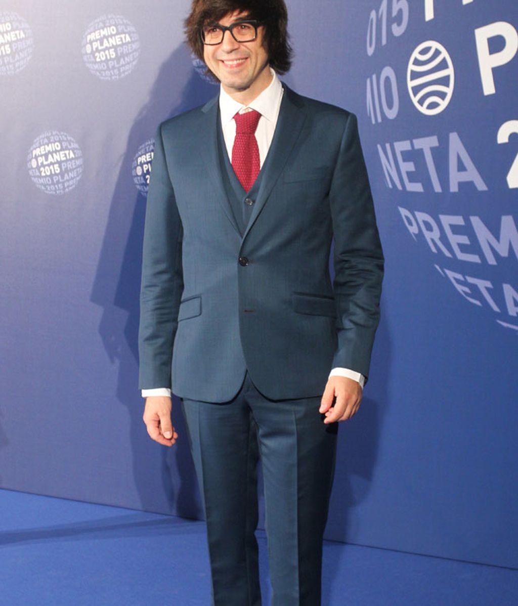 El toque de color de Luis Pedrahita: traje azul y corbata roja