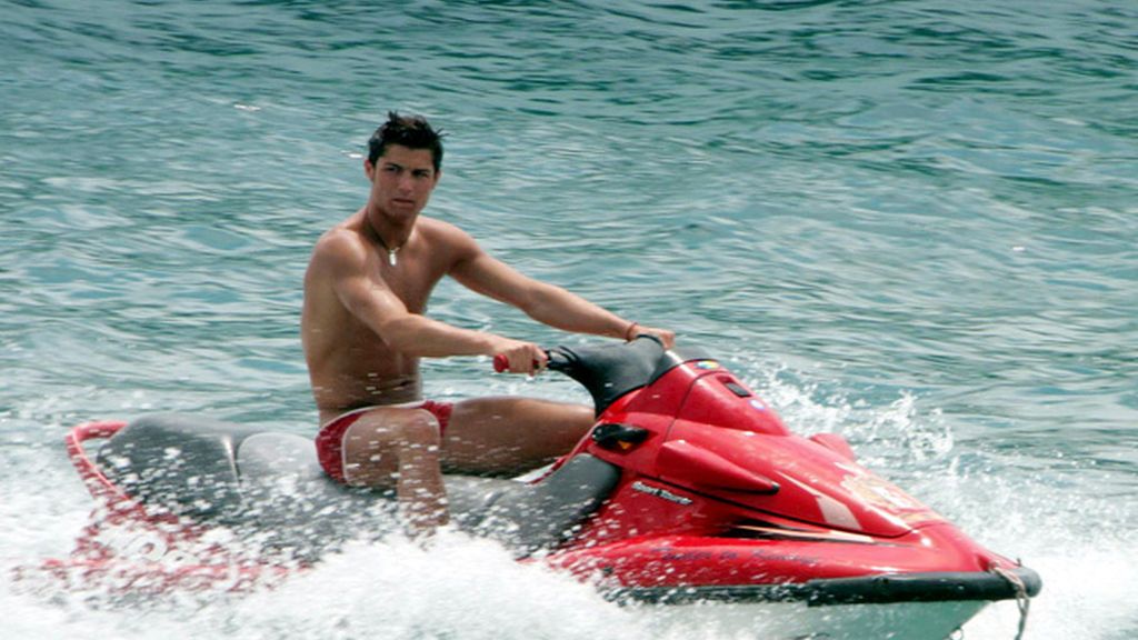 En verano, érase un famoso a una moto de agua pegado...
