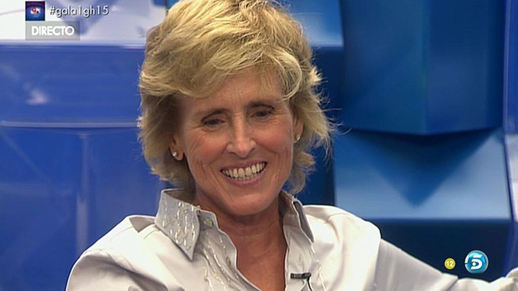 Mercedes entra acompañada de la gallina Falacia