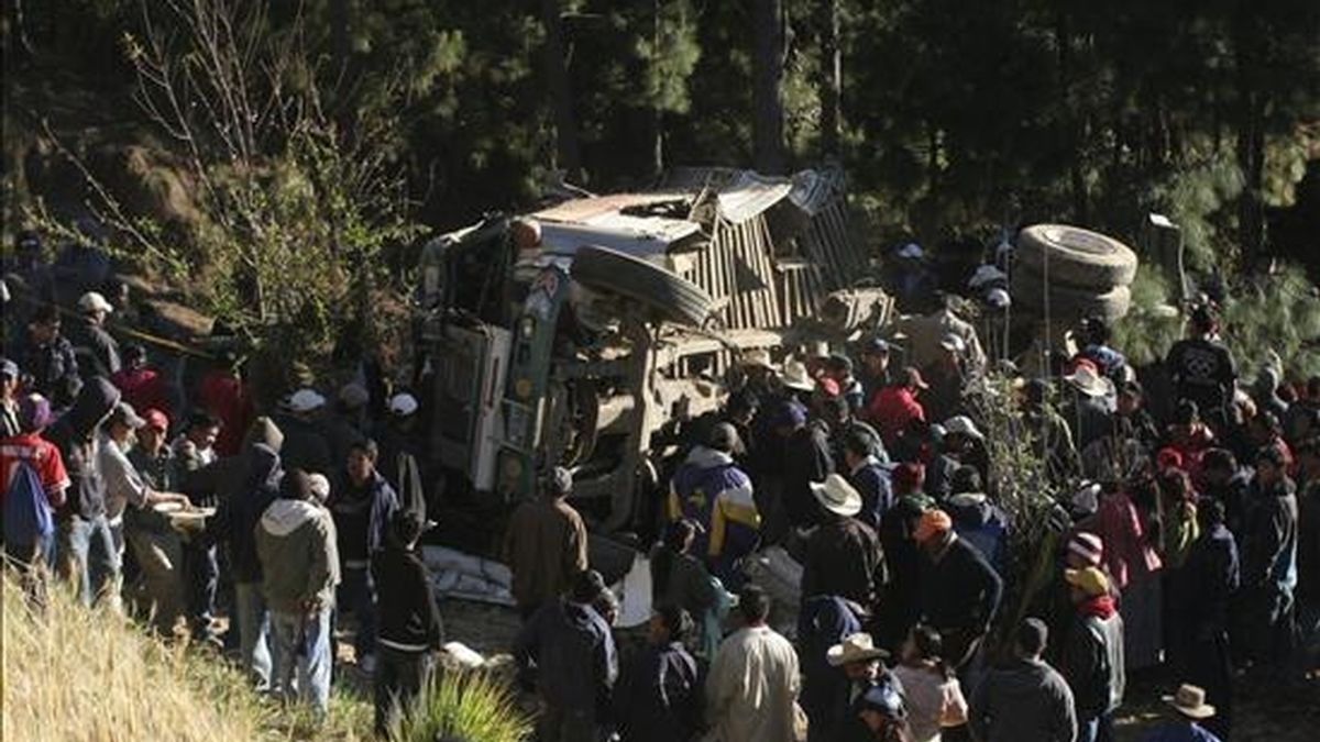 Pobladores observan el autobús en donde al menos 14 ex paramilitares guatemaltecos murieron en el caserío Loma Linda, localidad de Tejutla, a 36 kilómetros de la cabecera departamental de San Marcos, al oeste de Guatemala. EFE