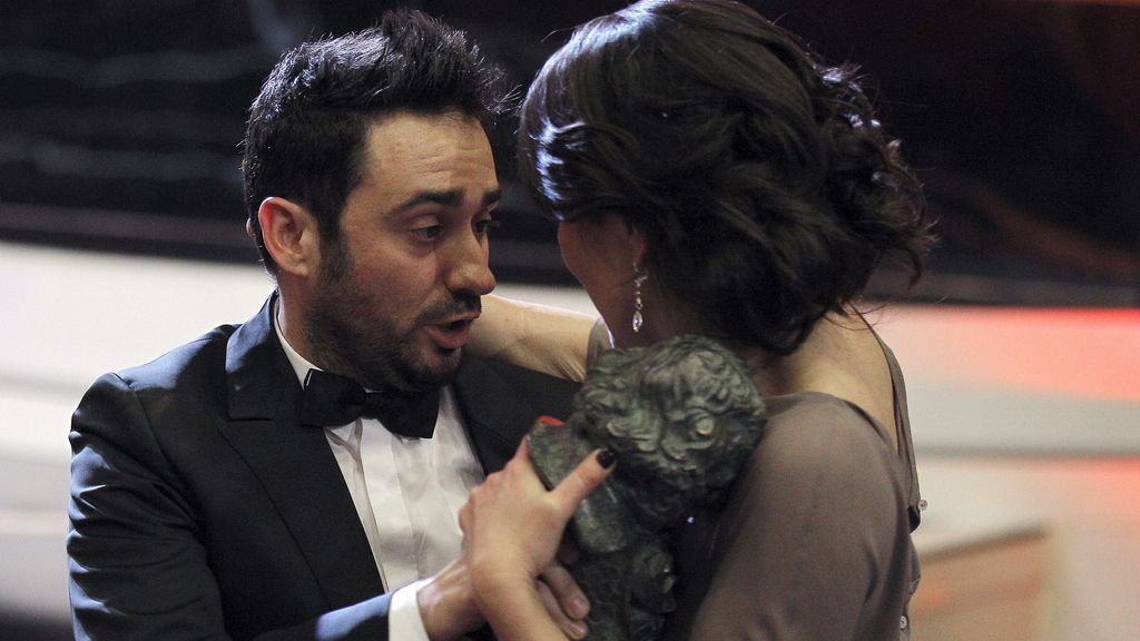 Juan Antonio Bayona entrega su Goya a María Belón, la mujer que inspiró el papel de Naomi Watts en Lo Imposible, tras recibir el premio al mejor director