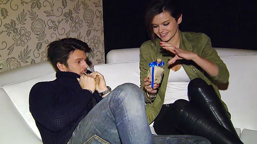 Fede contiene sus ganas de besar a Yasmina