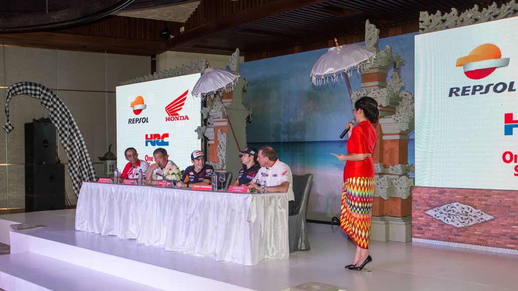 Márquez y Pedrosa presentan su nueva moto para 2015