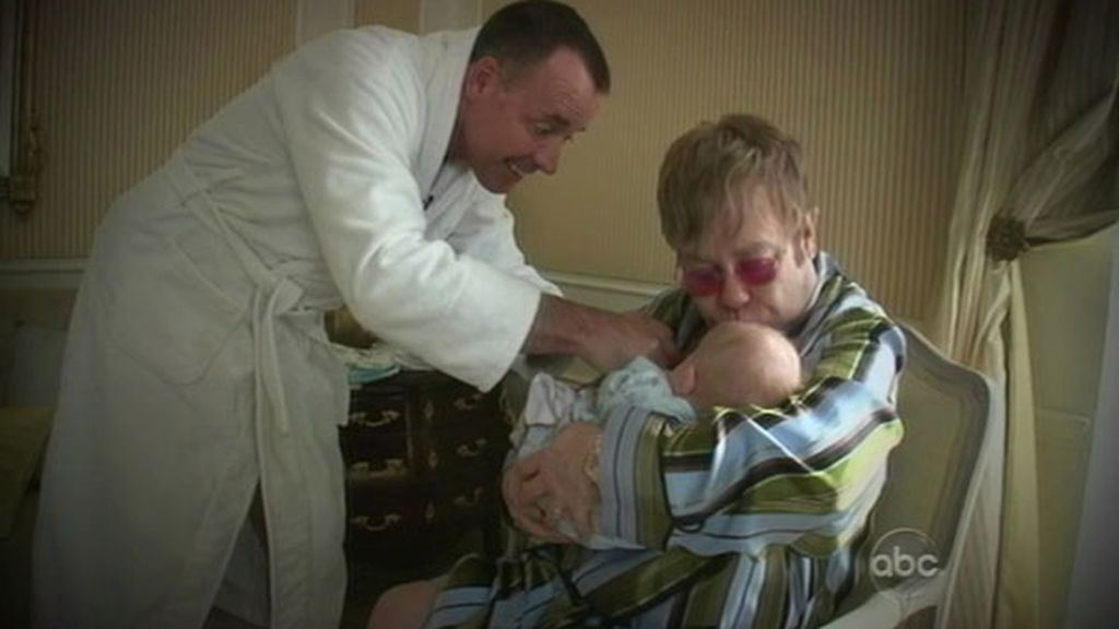 Primera aparición en televisión del bebé de Elton John