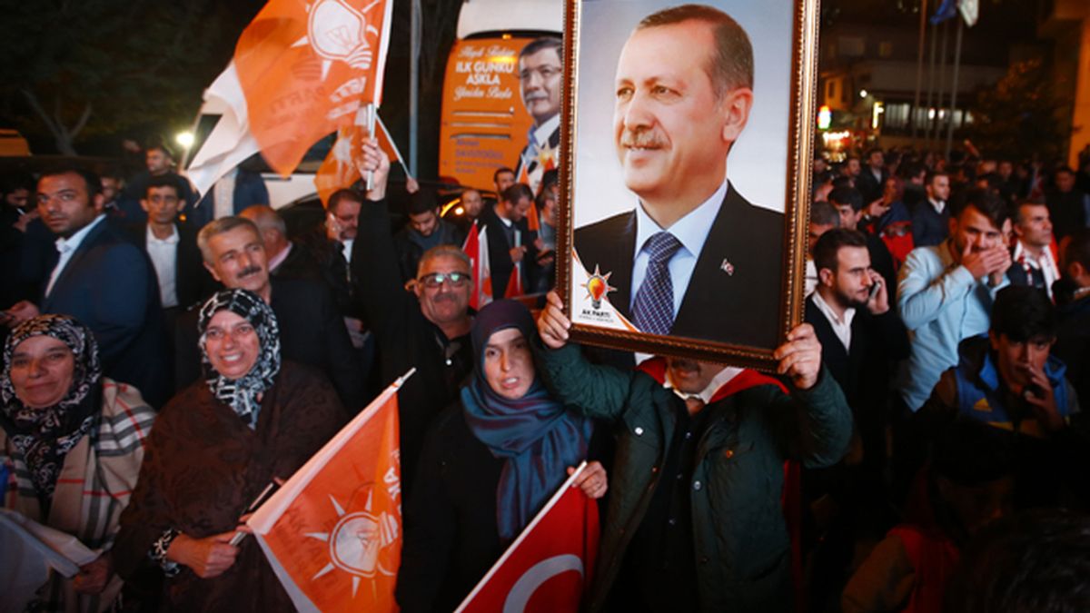 El AKP de Erdogan supera las mejores previsiones y volverá a gobernar en solitario