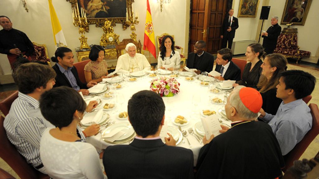 Almuerzo con doce jovenes participantes de la JMJ