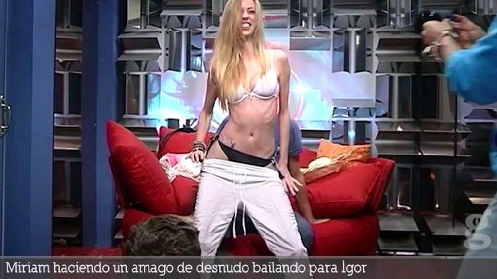 Miriam haciendo un amago de desnudo bailando para Igor