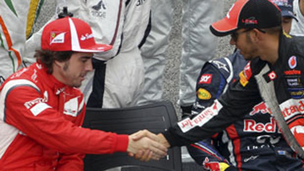 Fernando Alonso da la mano a  Lewis Hamilton tras el Gran Premio de F1 en el circuito de Interlagos. FOTO: Reuters